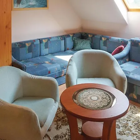 Awesome In W/ 2 Bedrooms Apartment *