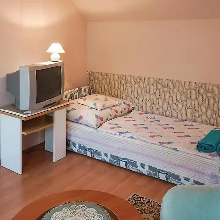 Awesome In W/ 2 Bedrooms Badacsonytomaj