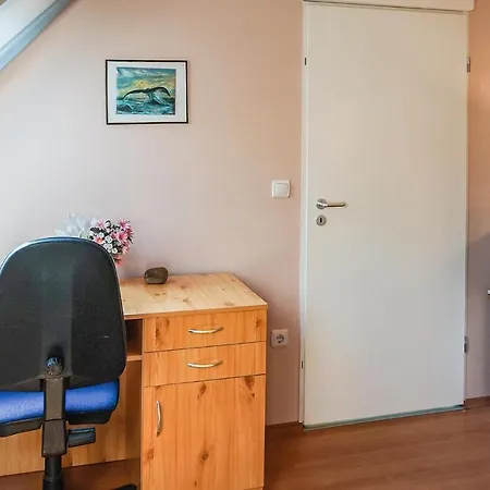 Awesome In W/ 2 Bedrooms Apartment